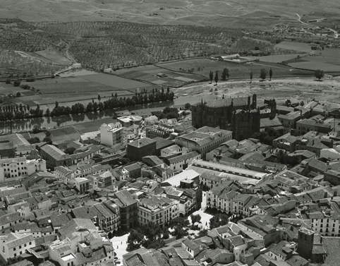 11887