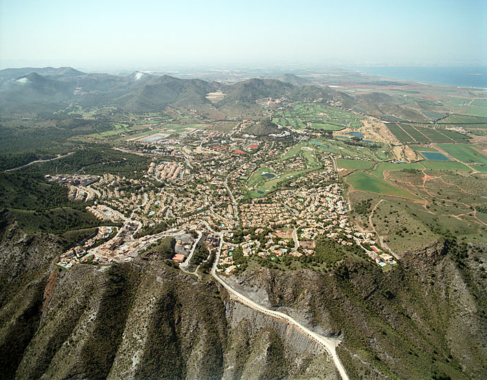 980456